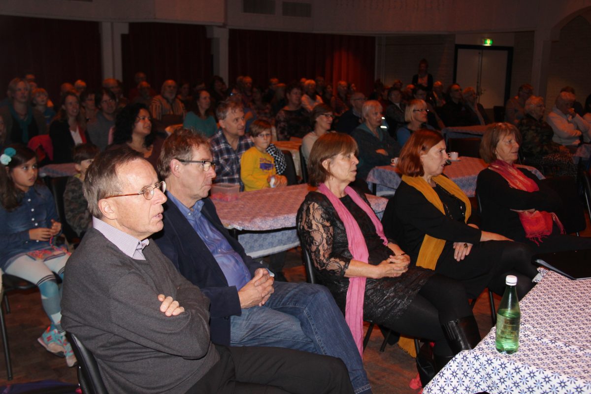 Volle zaal met aandachtig publiek